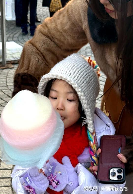 新葡京朱珠搂着老公过圣诞！4岁女儿挺小圆肚戴皇冠岳父母现场夸